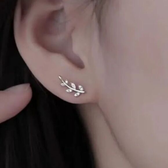 The Mini Leaf dainty stud earrings in cubic zirconia and 925 - Picture 3 of 10